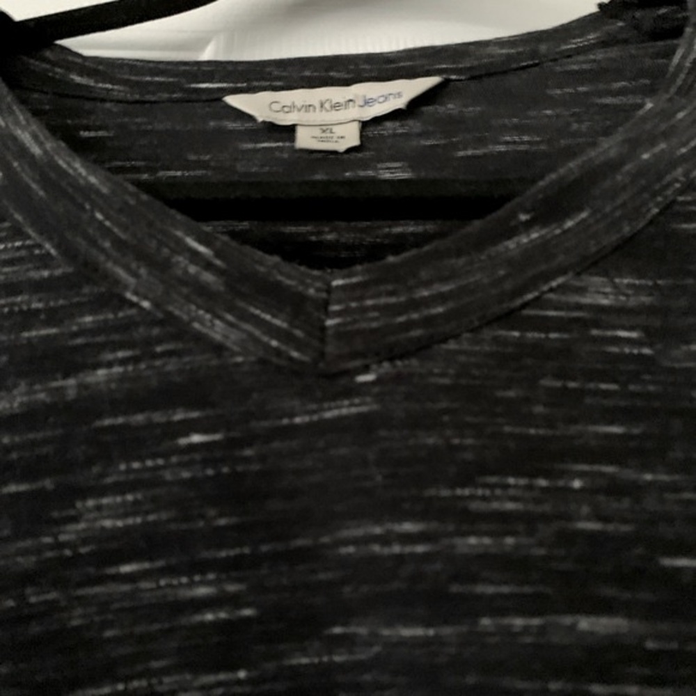 MEN’S XL CALVIN KLEIN SHORT SLEEVE BLACK, WHITE & GRAY V-NECK TEE SHIRT